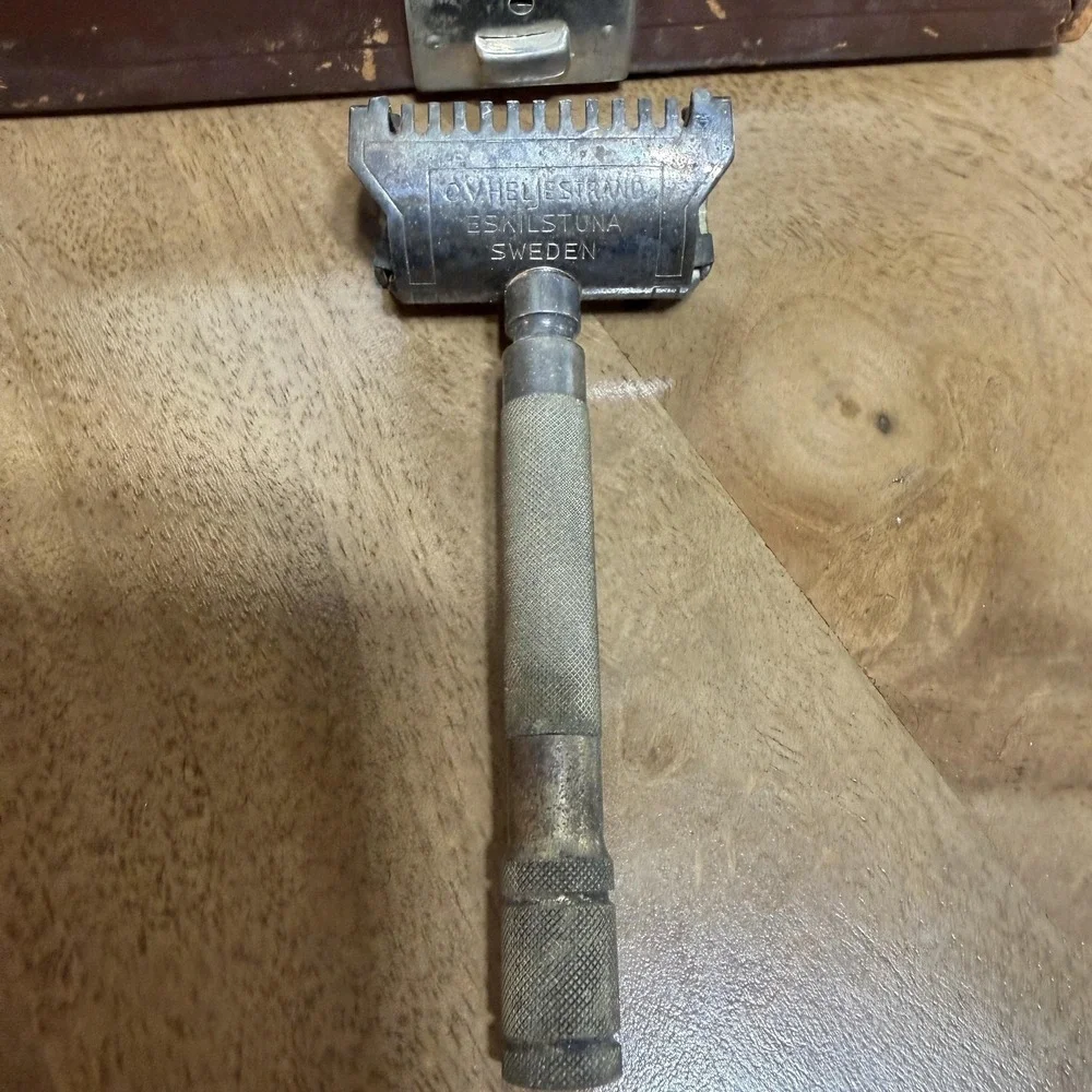 Vintage C.V. Heljestrand Safety Razor Metal Blades Travel Case Eskilstuna Sweden
